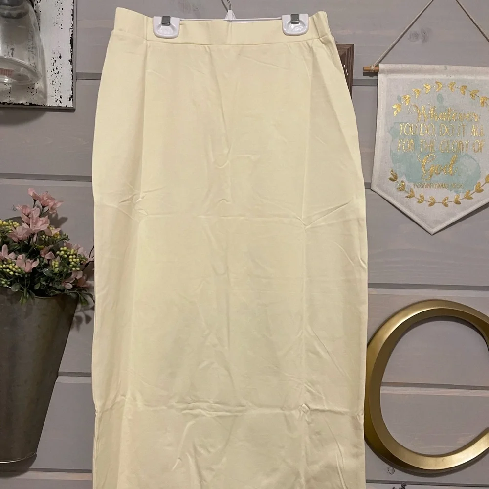 Long solid colored skirt - Picture 1 of 3